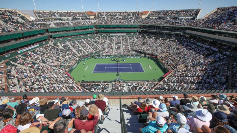 An wide shot of a tennis crowd at a tennis tournament.