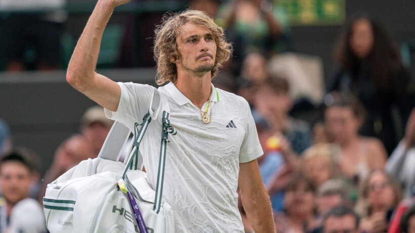 Alexander Zverev addressing the crowd with his arm.