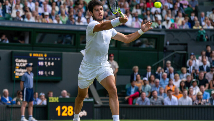 Carlos Alcaraz return versus Holger Rune at Wimbledon.