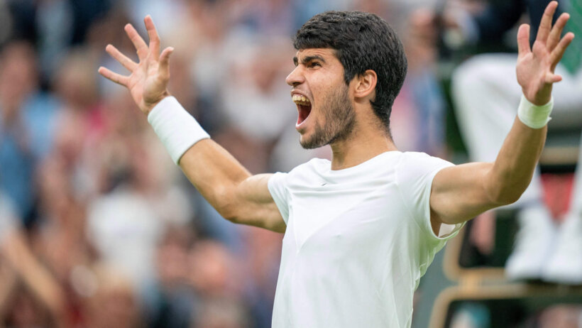 Carlos Alcaraz celebrates winning his match against Daniil Medvedev. Alcaraz vs Djokovic