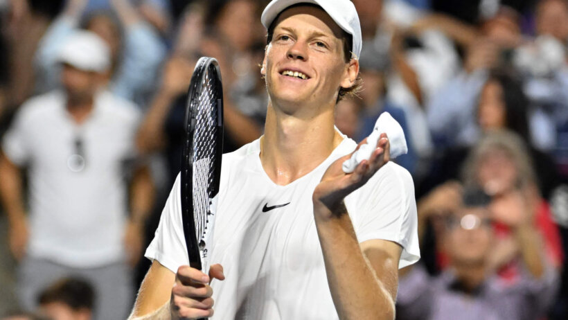 Jannike Sinner clapping with racket after win