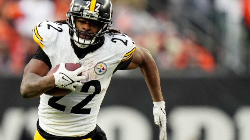 Pittsburgh Steelers running back Najee Harris running while carrying a football.