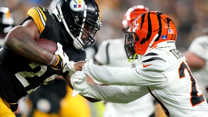 Najee Harris carries the ball vs the Bengals