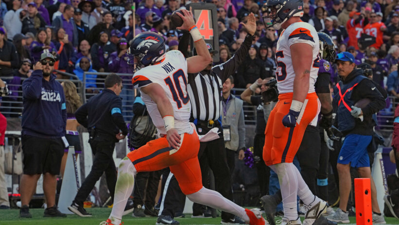 Bo Nix celebrating after scoring a touchdown