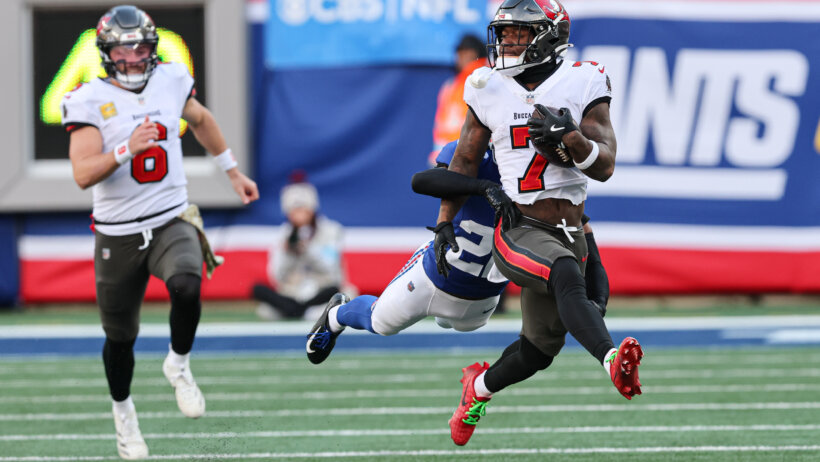 Bucky Irving breaking a tackle