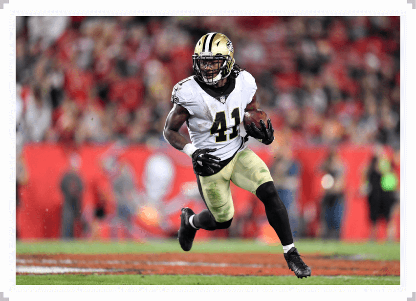 Alvin Kamara running with the football